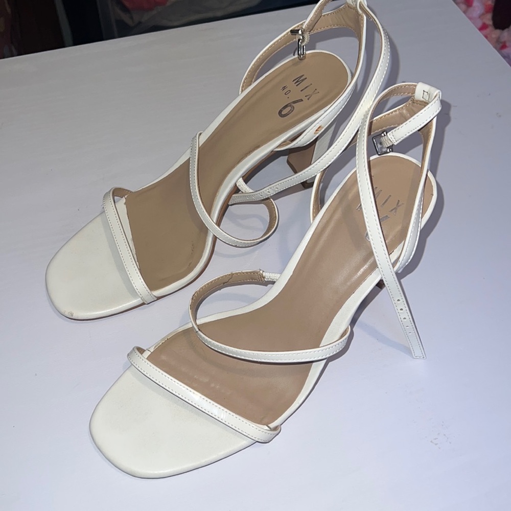 White Strappy Heels 🌺